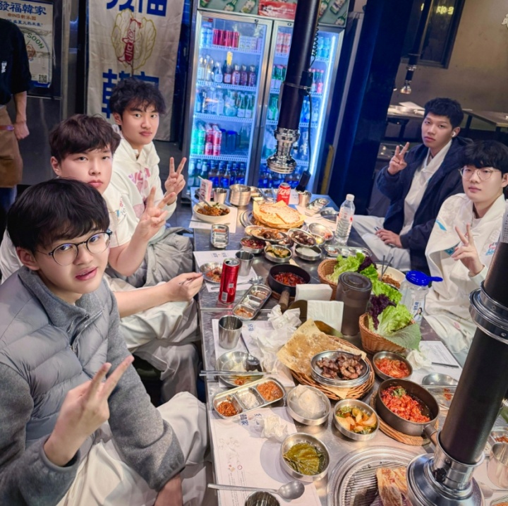 BLG分享选手赛后聚餐：Bin哥超绝双眼皮